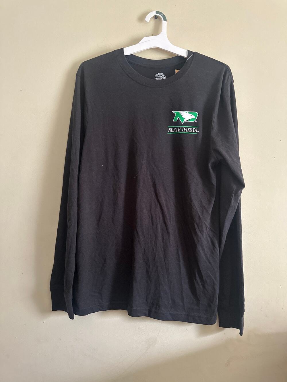 NCAA North Dakota Fighting Hawks Men Long Sleeve Shirt M 9